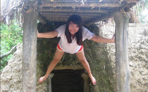 Phẫn nộ cảnh nữ sinh ngồi lên đầu tượng đài - ảnh 2