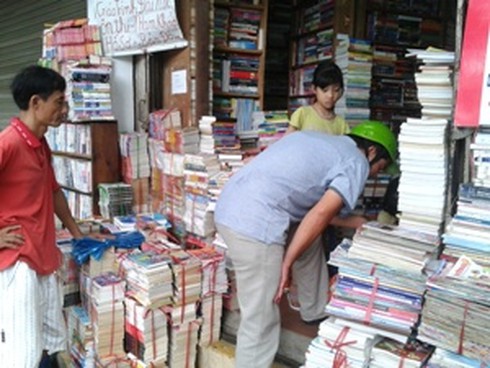 Siết ngân quỹ, phụ huynh tìm sách giáo khoa cũ - ảnh 1