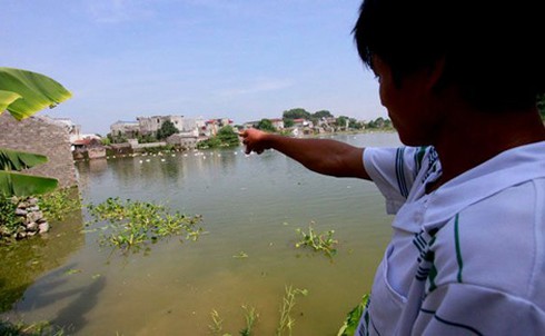 Nữ sinh lén lút ném đứa con vừa lọt lòng xuống ao - ảnh 1
