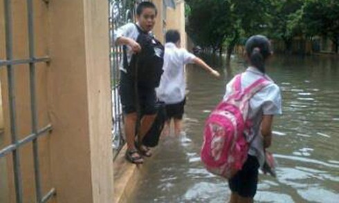 Hà Nội ngập: Những hình ảnh ấn tượng - ảnh 1