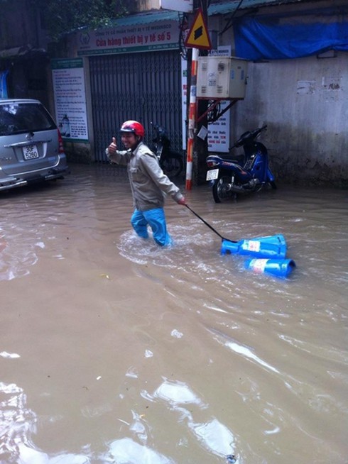 Hà Nội ngập: Những hình ảnh ấn tượng - ảnh 2