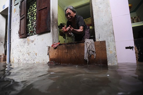 Hà Nội ngập: Những hình ảnh ấn tượng - ảnh 10