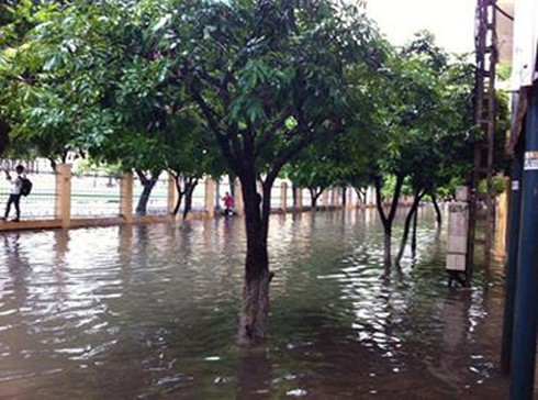 Hà Nội ngập: Những hình ảnh ấn tượng - ảnh 3