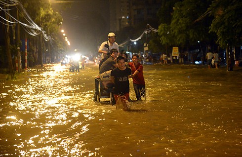 Hà Nội ngập: Những hình ảnh ấn tượng - ảnh 4
