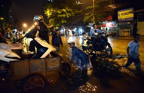 Hà Nội ngập: Những hình ảnh ấn tượng - ảnh 5