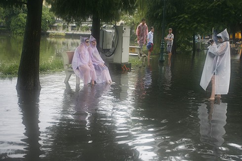 Hà Nội ngập: Những hình ảnh ấn tượng - ảnh 6