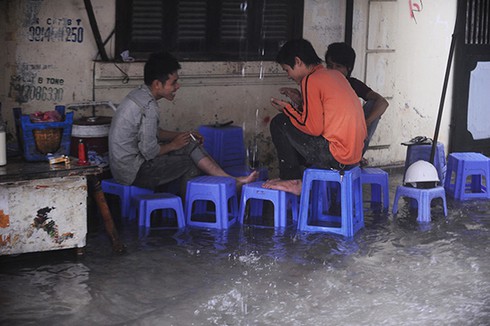 Hà Nội ngập: Những hình ảnh ấn tượng - ảnh 8