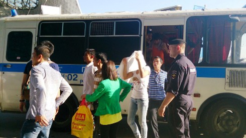 Chùm ảnh 31 người VN lưu trú bất hợp pháp ở Nga được đưa về nước - ảnh 7