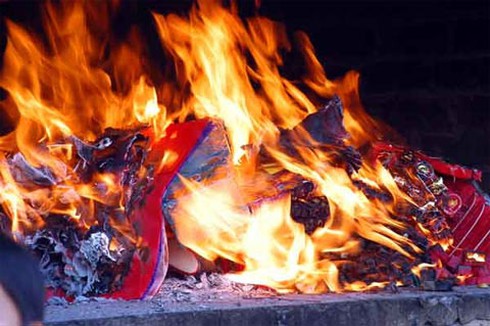 Mùa Vu Lan: May áo cho người đã chết - ảnh 2