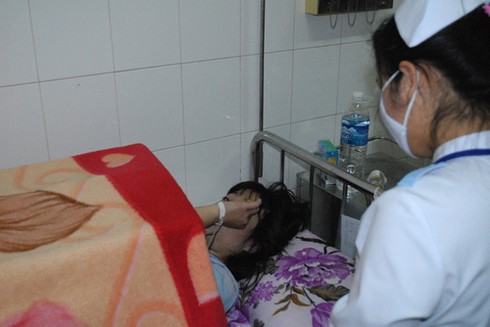Đốt diêm soi để... đổ xăng, thiếu nữ cháy ngực - ảnh 1