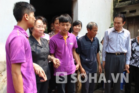 Phó Chủ tịch nước động viên thủ khoa nghèo Nguyễn Hữu Tiến - ảnh 1
