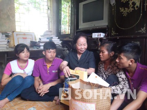 Phó Chủ tịch nước động viên thủ khoa nghèo Nguyễn Hữu Tiến - ảnh 2
