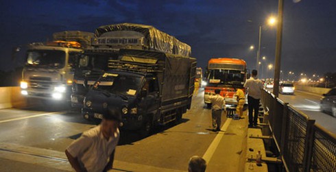 Hà Nội: Ô tô gây tai nạn liên hoàn tại đường trên cao - ảnh 1