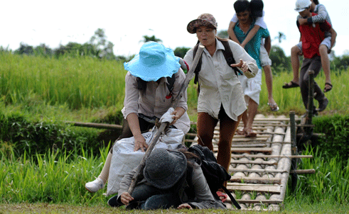 Diễn tập ứng phó động đất: Quần chúng đóng... như thật! - ảnh 3