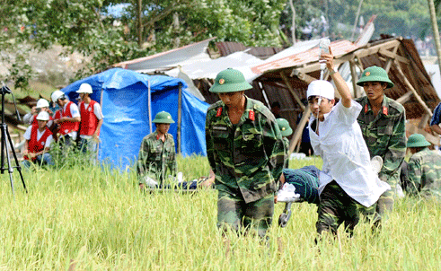 Diễn tập ứng phó động đất: Quần chúng đóng... như thật! - ảnh 4