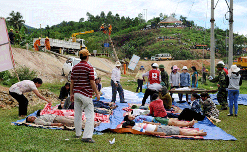 Diễn tập ứng phó động đất: Quần chúng đóng... như thật! - ảnh 6