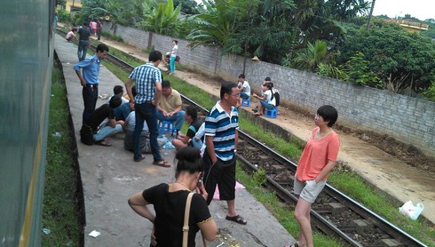 Sạt lở đất, hàng loạt chuyến tàu lên Lào Cai kẹt cứng - ảnh 1
