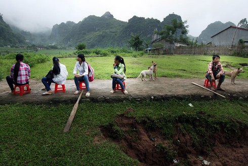 Nơi học trò vượt sông Kỳ Cùng hung dữ đi học - ảnh 1