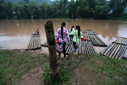 Nơi học trò vượt sông Kỳ Cùng hung dữ đi học - ảnh 2