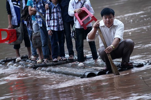 Nơi học trò vượt sông Kỳ Cùng hung dữ đi học - ảnh 11