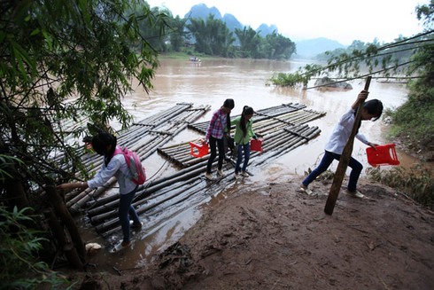 Nơi học trò vượt sông Kỳ Cùng hung dữ đi học - ảnh 12