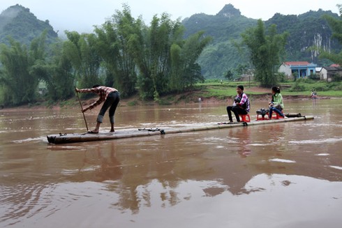 Nơi học trò vượt sông Kỳ Cùng hung dữ đi học - ảnh 5