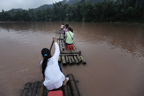 Nơi học trò vượt sông Kỳ Cùng hung dữ đi học - ảnh 8