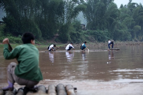 Nơi học trò vượt sông Kỳ Cùng hung dữ đi học - ảnh 9
