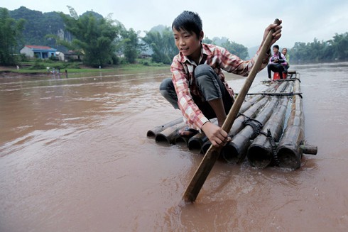 Nơi học trò vượt sông Kỳ Cùng hung dữ đi học - ảnh 10