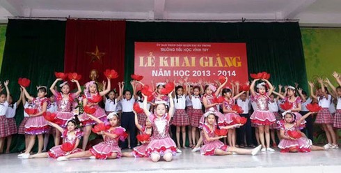 Án phạt trong ngày khai trường - ảnh 2