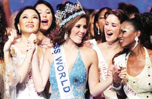 Bản cam kết bí ẩn của Hoa hậu Nguyễn Thị Huyền - ảnh 1