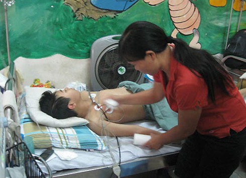 Nửa tháng, một học sinh nghèo vật lộn với tử thần 40 lần - ảnh 1