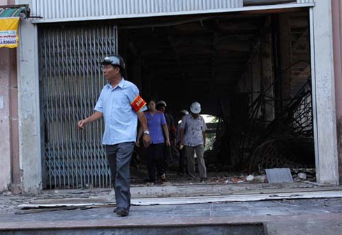 Sơ tán khẩn cấp các hộ dân gần TTTM Hải Dương - ảnh 6