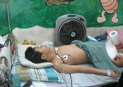 Nửa tháng, một học sinh nghèo vật lộn với tử thần 40 lần - ảnh 2