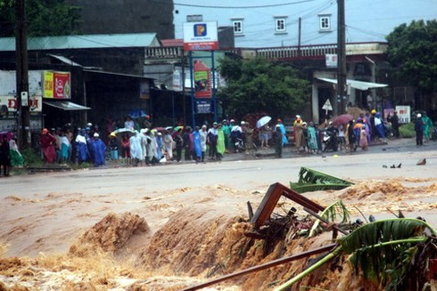 Xả lũ đột ngột, cả thị trấn tan hoang - ảnh 1