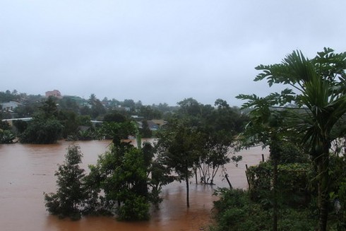 Xả lũ đột ngột, cả thị trấn tan hoang - ảnh 2