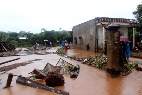 Xả lũ đột ngột, cả thị trấn tan hoang - ảnh 6