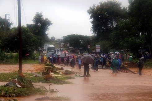 Xả lũ đột ngột, cả thị trấn tan hoang - ảnh 7