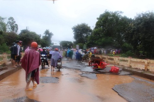 Xả lũ đột ngột, cả thị trấn tan hoang - ảnh 8