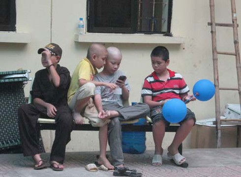 Ám ảnh chia tay trung thu của những đứa trẻ đầu trọc - ảnh 1