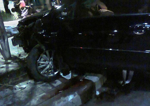 Xế hộp bỗng dưng “bay” sang đường - ảnh 2