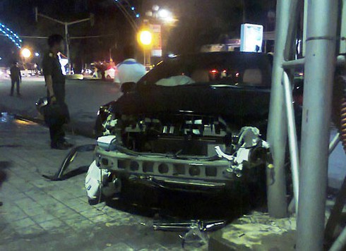 Xế hộp bỗng dưng “bay” sang đường - ảnh 1