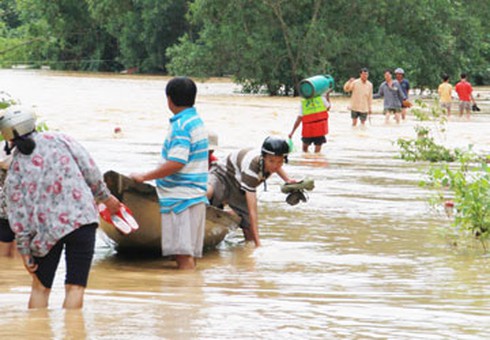 Bão nhỏ, thiệt hại lớn: Miền Trung chìm trong lũ - ảnh 1