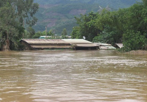 Bão nhỏ, thiệt hại lớn: Miền Trung chìm trong lũ - ảnh 2