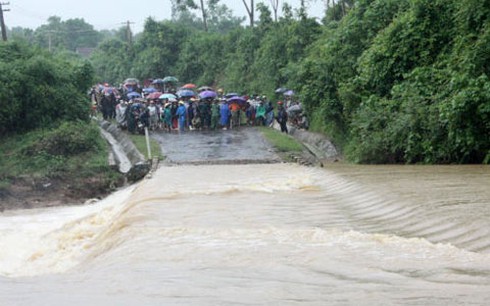 Giây phút ô tô và 5 người bị cuốn trôi - ảnh 2