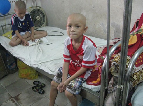 Mẹ bị thiểu năng, con mắc ung thư ác tính - ảnh 1