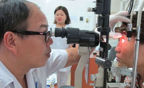 Dịch đau mắt đỏ lan rộng: Cháy thuốc chữa trị - ảnh 1