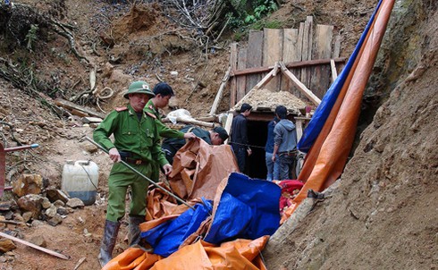Bốn phu vàng thương vong do sập hầm - ảnh 1