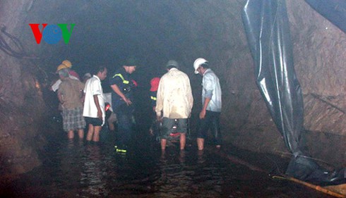 Phát hiện áo nạn nhân người Trung Quốc nổi trong hầm - ảnh 1