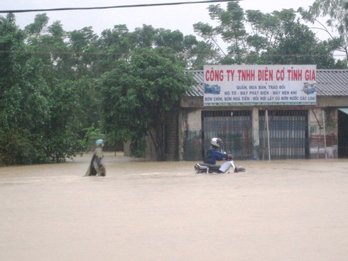 Thanh Hoá: Cận cảnh tiếp tế hàng trăm hộ dân trong vùng lũ - ảnh 14